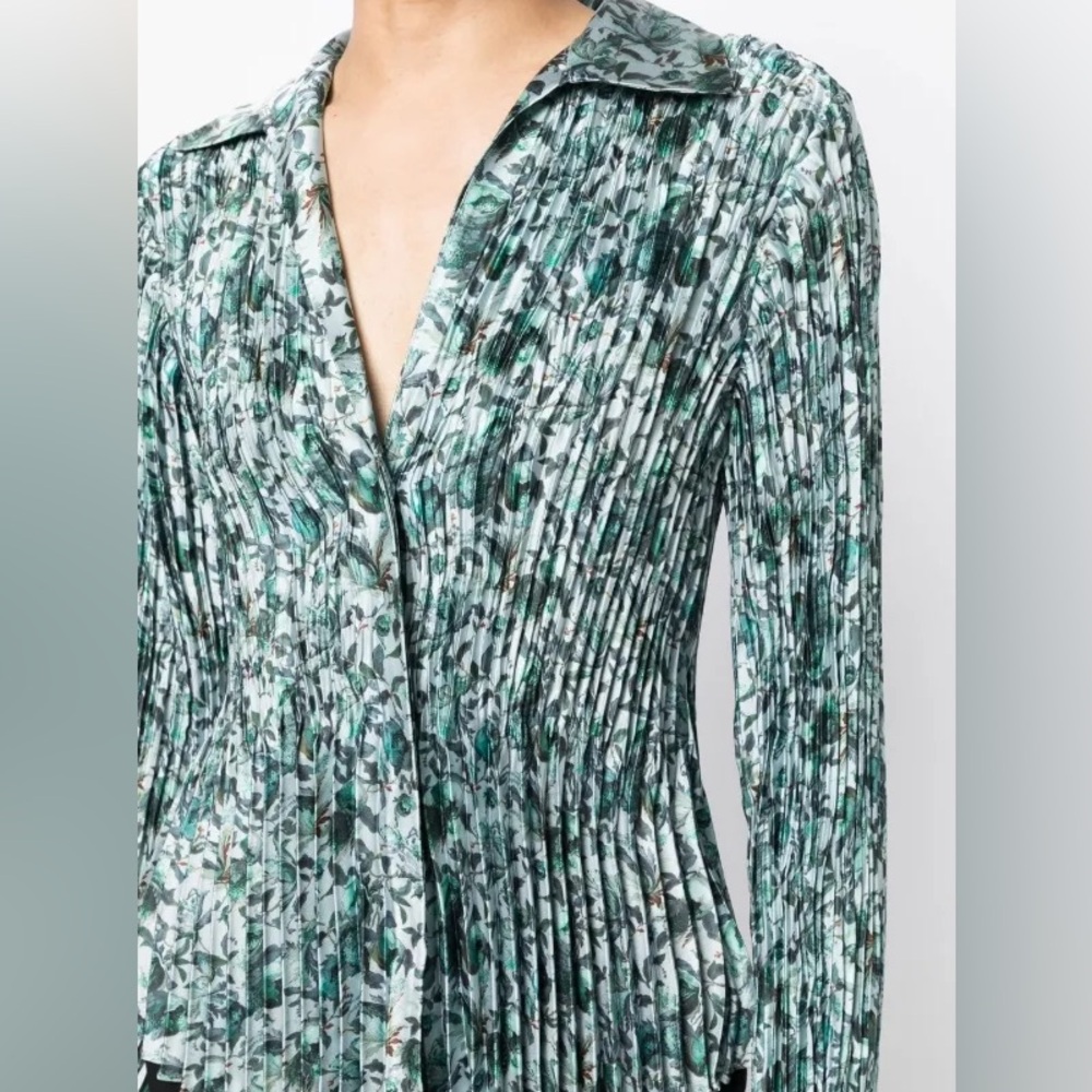 Vince Berry Blooms Pleated Shirt in Emerald. Size Medium